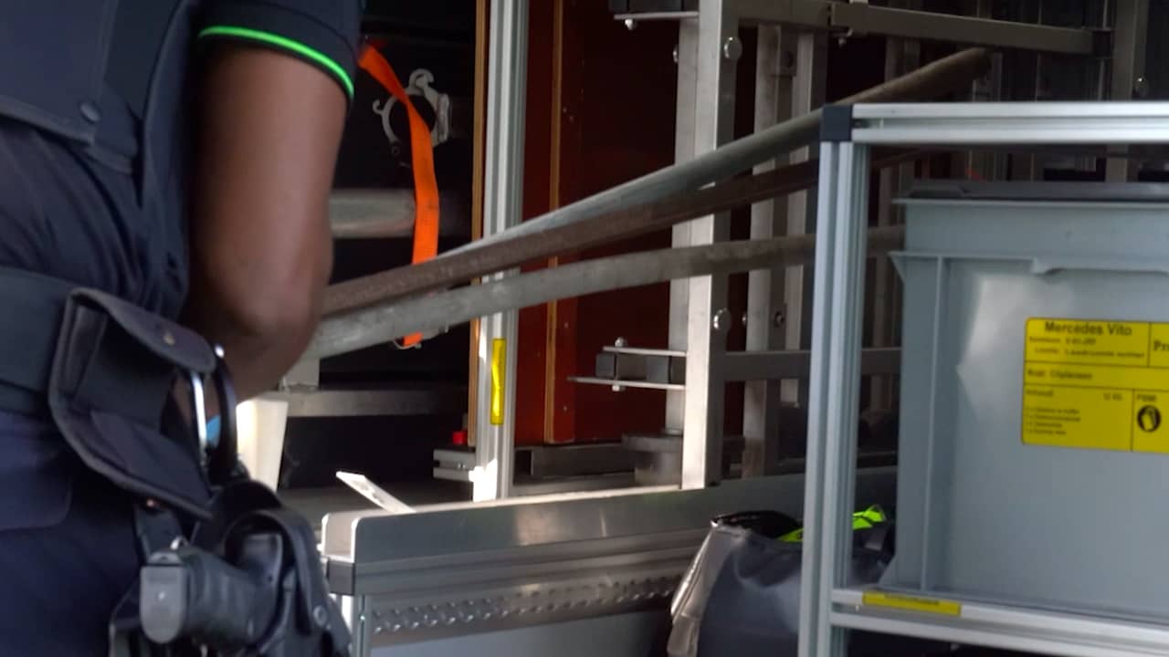 ProRail vindt buizen op het spoor bij Olst