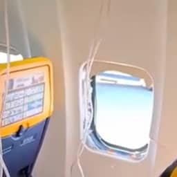 Man uit gebroken raam van Ryanairvlucht gezogen, passagiers trekken hem terug