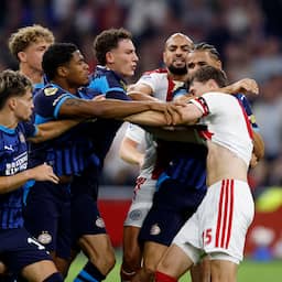 PSV verslaat Ajax in verhitte topper met beuk Van Bommel en goal Geertruida
