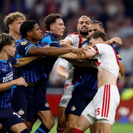 Illustratie bij: PSV verslaat Ajax in verhitte topper met beuk Van Bommel en goal Geertruida