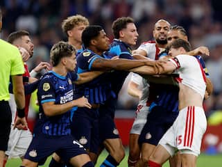 PSV verslaat Ajax in verhitte topper met beuk Van Bommel en goal Geertruida