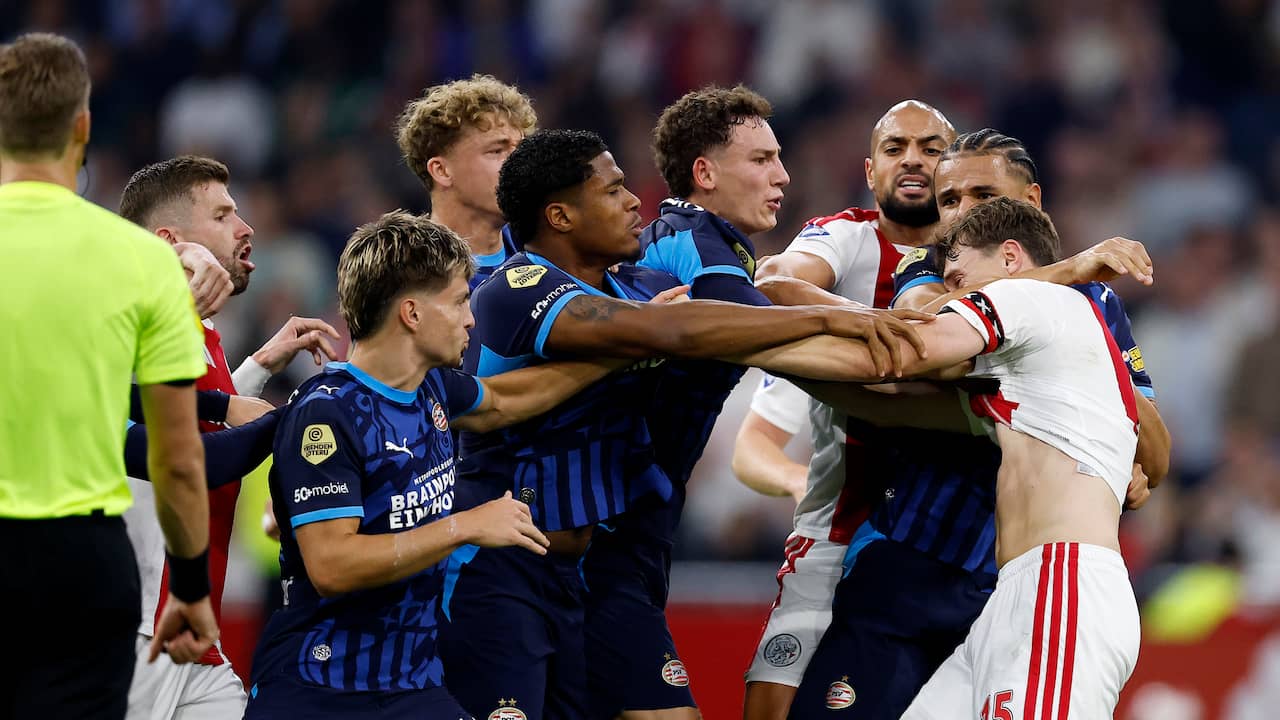 Foto bij PSV verslaat Ajax in verhitte topper met beuk Van Bommel en doelpunt Geertruida