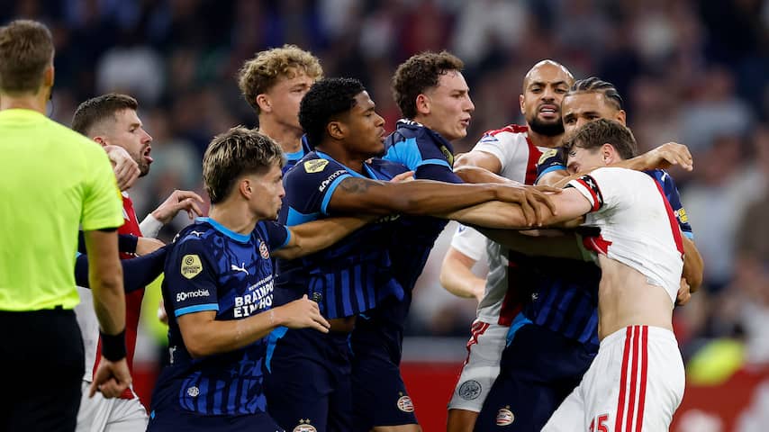 Foto bij PSV verslaat Ajax in verhitte topper met beuk Van Bommel en doelpunt Geertruida