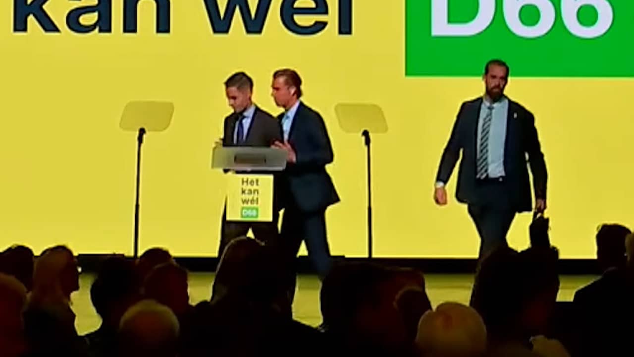 Jetten door beveiligers van podium gehaald tijdens partijcongres D66