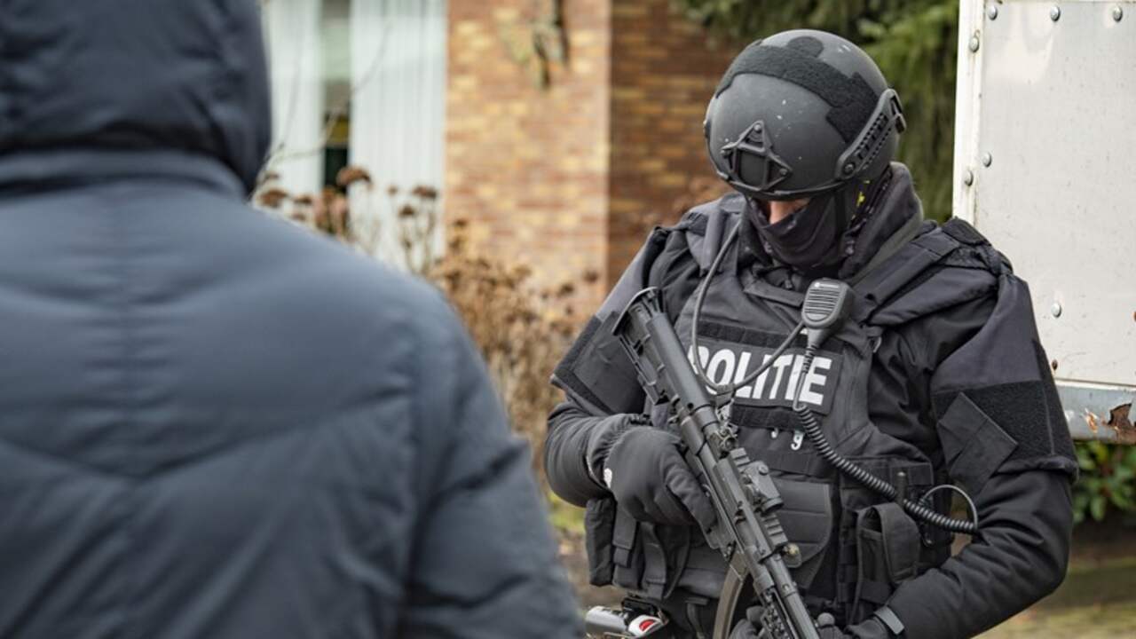 Arrestatieteam valt woning in Nolensstraat in Geuzenveld binnen