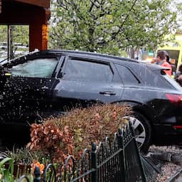 Video | Auto belandt in voorgevel van woning in Heemstede
