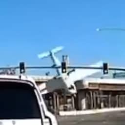 Video | Vliegtuig crasht ondersteboven op kruispunt in VS