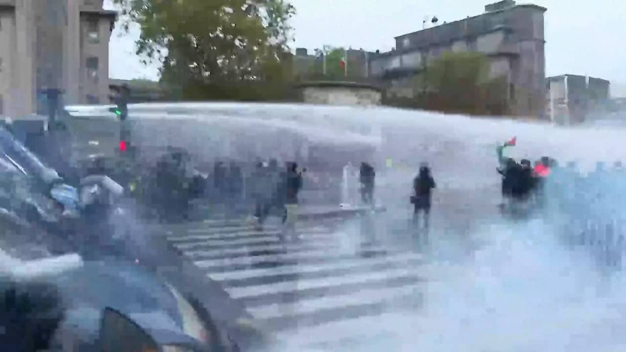 Politie zet waterkanon en traangas in tegen demonstranten in Parijs