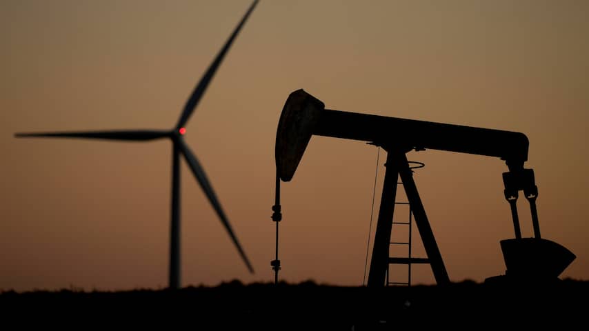 Oliewinning bij een windmolen in Kansas