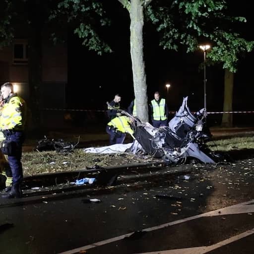 Dode en twee zwaargewonden bij ongeluk Rotterdam, auto in tweeën gebroken