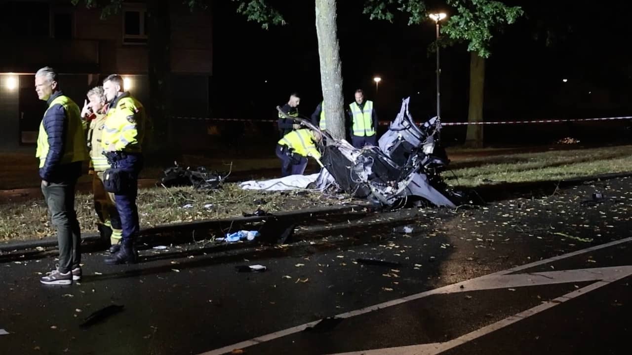 Dode en twee zwaargewonden bij ongeluk Rotterdam, auto in tweeën gebroken