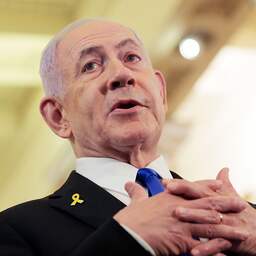 Netanyahu ziet coalitiepartner opstappen, maar behoudt gedoogsteun