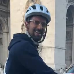 Video | Française spot fietsende Djokovic bij Arc de Triomphe