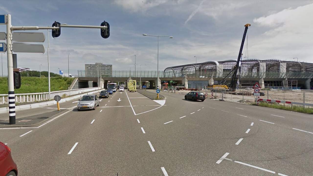 Auto tegen boom op IJdoornlaan, tijdelijk file in Buikslotermeer
