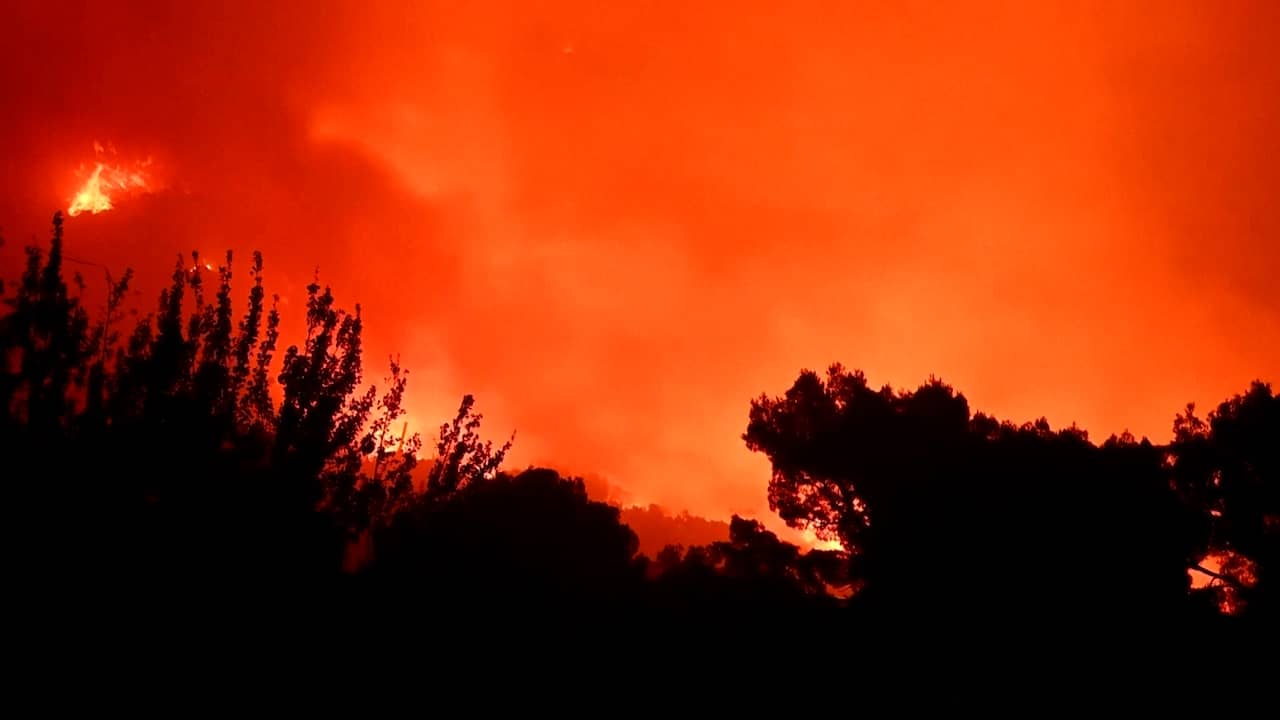 Hemel kleurt oranje door enorme natuurbrand in Kroatië