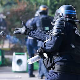 Flitsgranaat verboden bij Franse schoolprotesten nadat tiener hand verloor