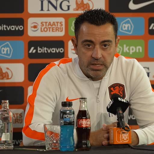 Illustratie bij: Video | Xavi vond het lastig om Memphis thuis te laten: 'Hij reageerde volwassen'