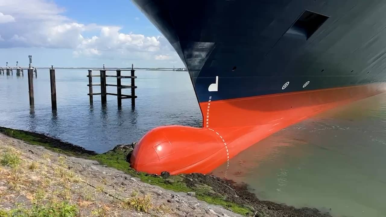 Video | Sleepboten trekken vastgelopen zeeschip los in haven Terneuzen