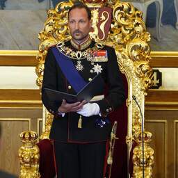 Nieuwe koning Haakon legt eed af in Noors parlement, vrouw Mette-Marit afwezig