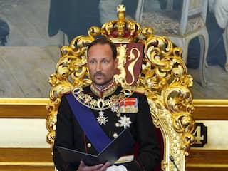 Nieuwe koning Haakon legt eed af in Noors parlement, vrouw Mette-Marit afwezig