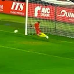 Video | Franse middenvelder stopt penalty na rode kaart voor keeper