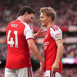 Arsenal verslaat Chelsea, United verspeelt zege door prachtgoal in laatste minuut