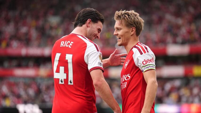 Arsenal verslaat Chelsea, United verspeelt zege door prachtgoal in laatste minuut