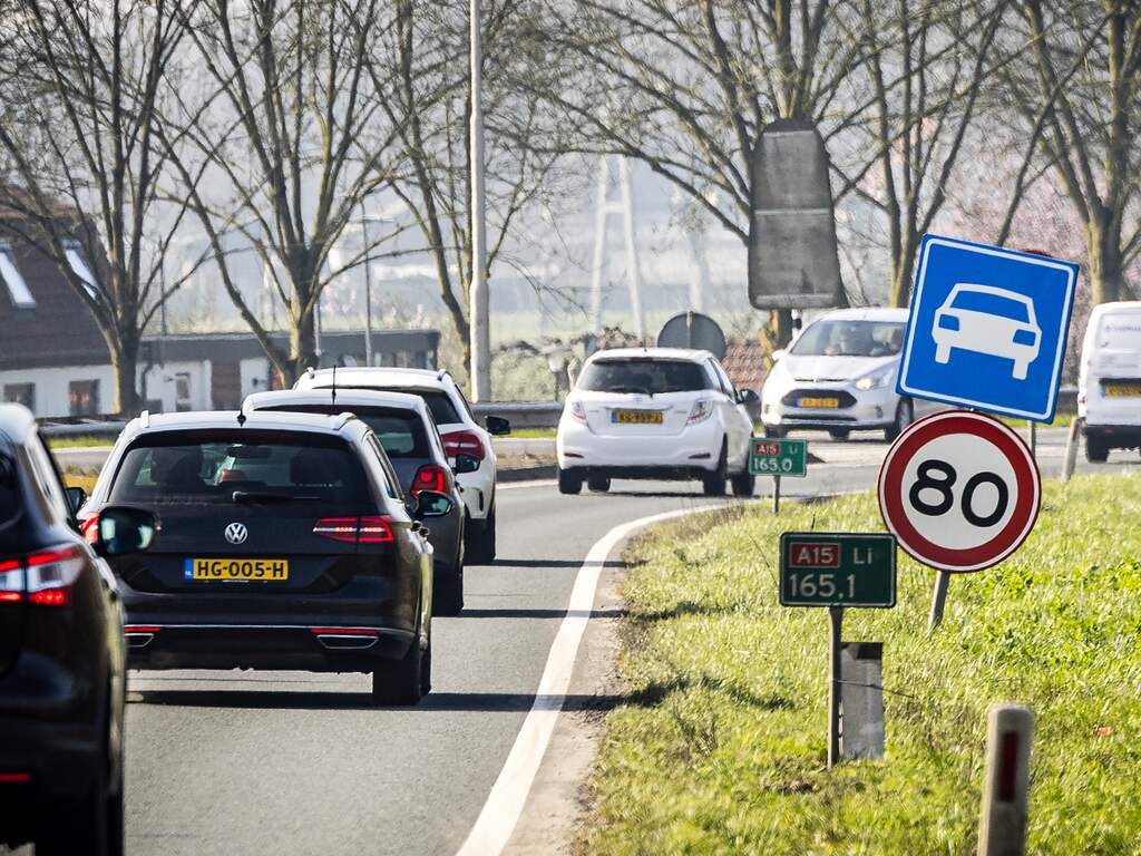 Al vroeg druk op de wegen door Pasen, files bij Duitse grens