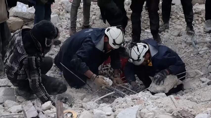 Zoekacties in aardbevingsgebied in volle gang