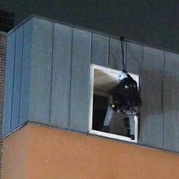 Video | Agent slingert door raam tijdens arrestatie man in Rotterdam