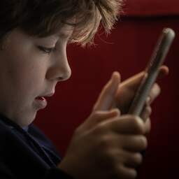 Kinderen hebben steeds vaker slechte ogen, schermpjes van grote invloed