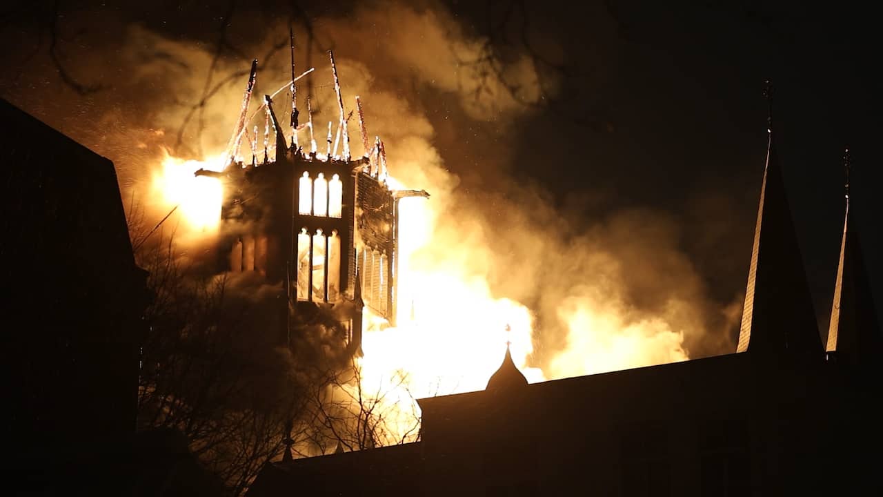 Video | Delen van top Vondelkerk in Amsterdam breekt af tijdens grote brand