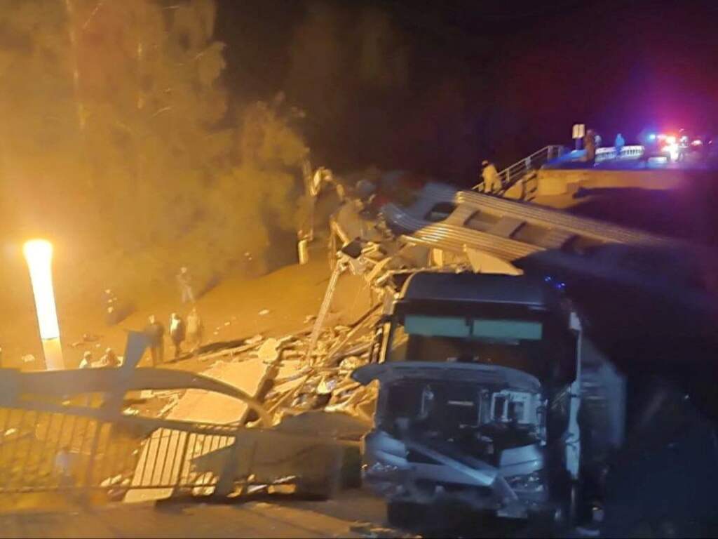 Doden doordat brug instort op rijdende trein in Russische grensregio bij Oekraïne