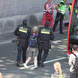 Video | Klimaatdemonstranten van XR blokkeren onverwachts A12