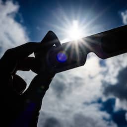 Live eclips | Zonsverduistering boven Nederland begint, maan schuift voor zon langs