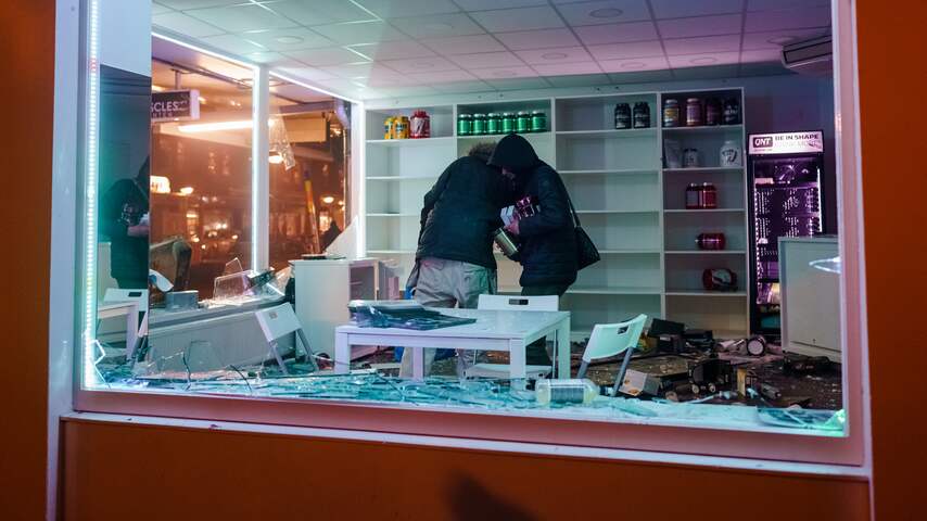 Relschoppers plunderen en slopen winkels