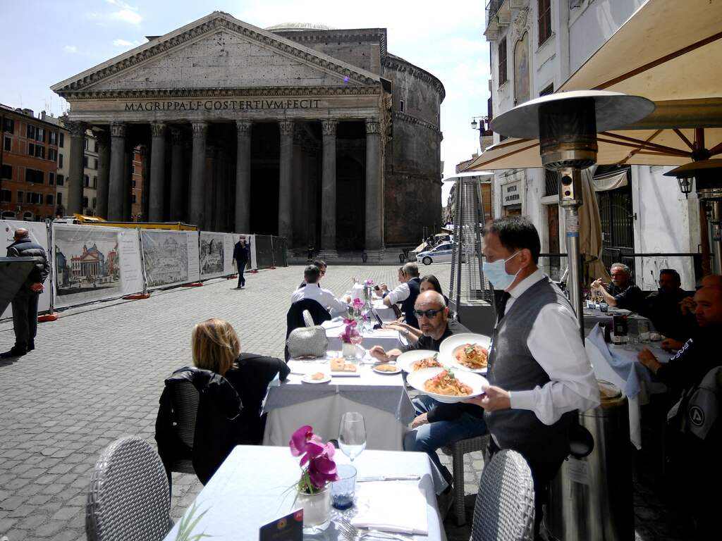 In Italië gingen maandag cafés, restaurants, bioscopen en concerthallen weer open. Zo ook dit terras bij het Pantheon in Rome.