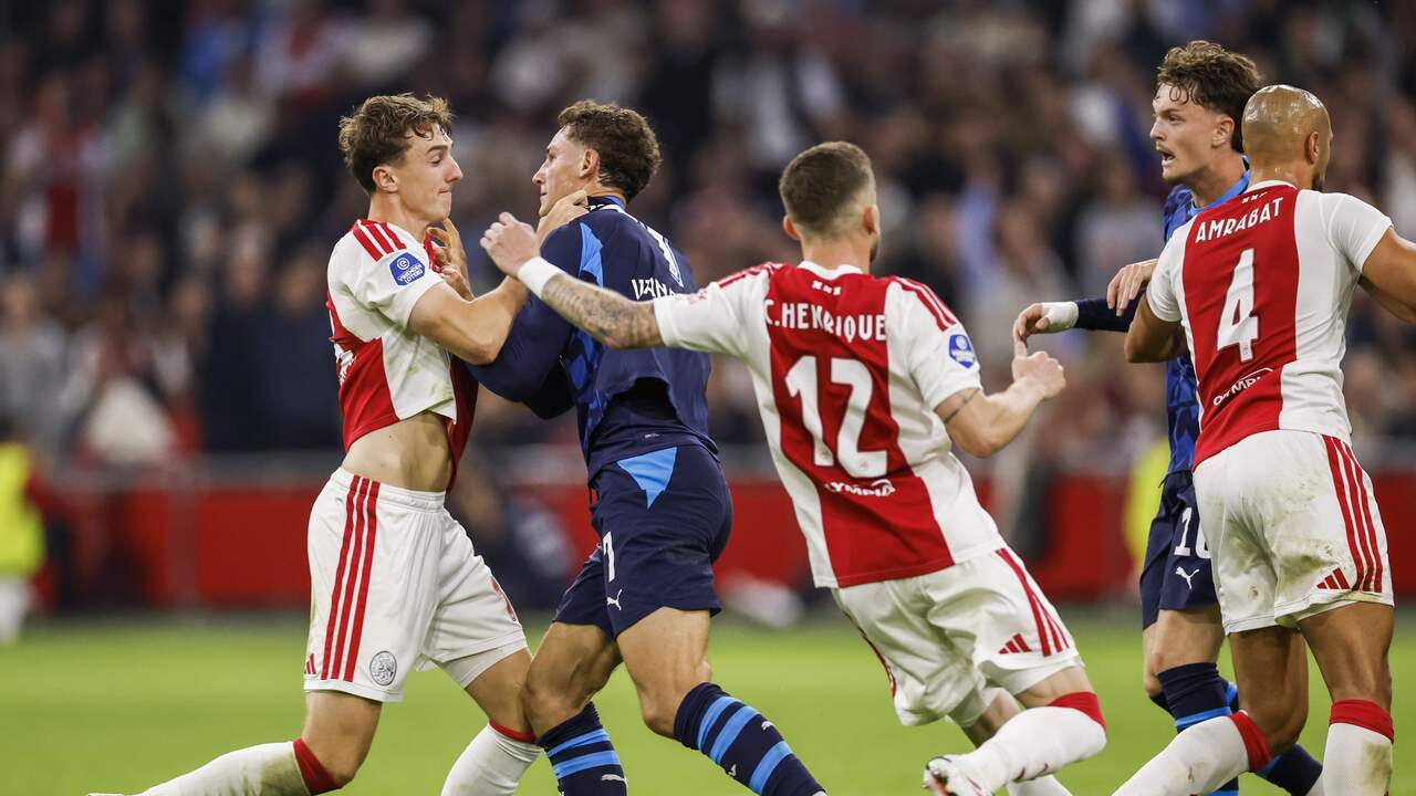 Foto bij Live Eredivisie | PSV breidt voorsprong tegen Ajax in blessuretijd uit