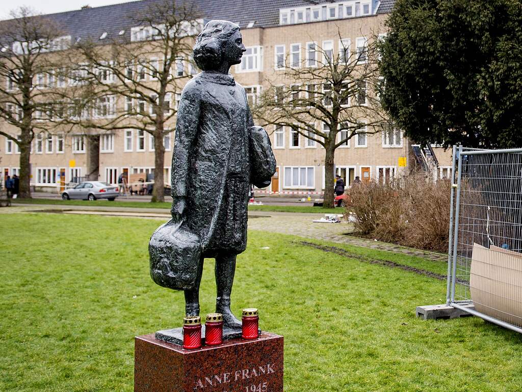 Beeld Anne Frank in Amsterdam weer beklad als protest tegen inval in Gaza