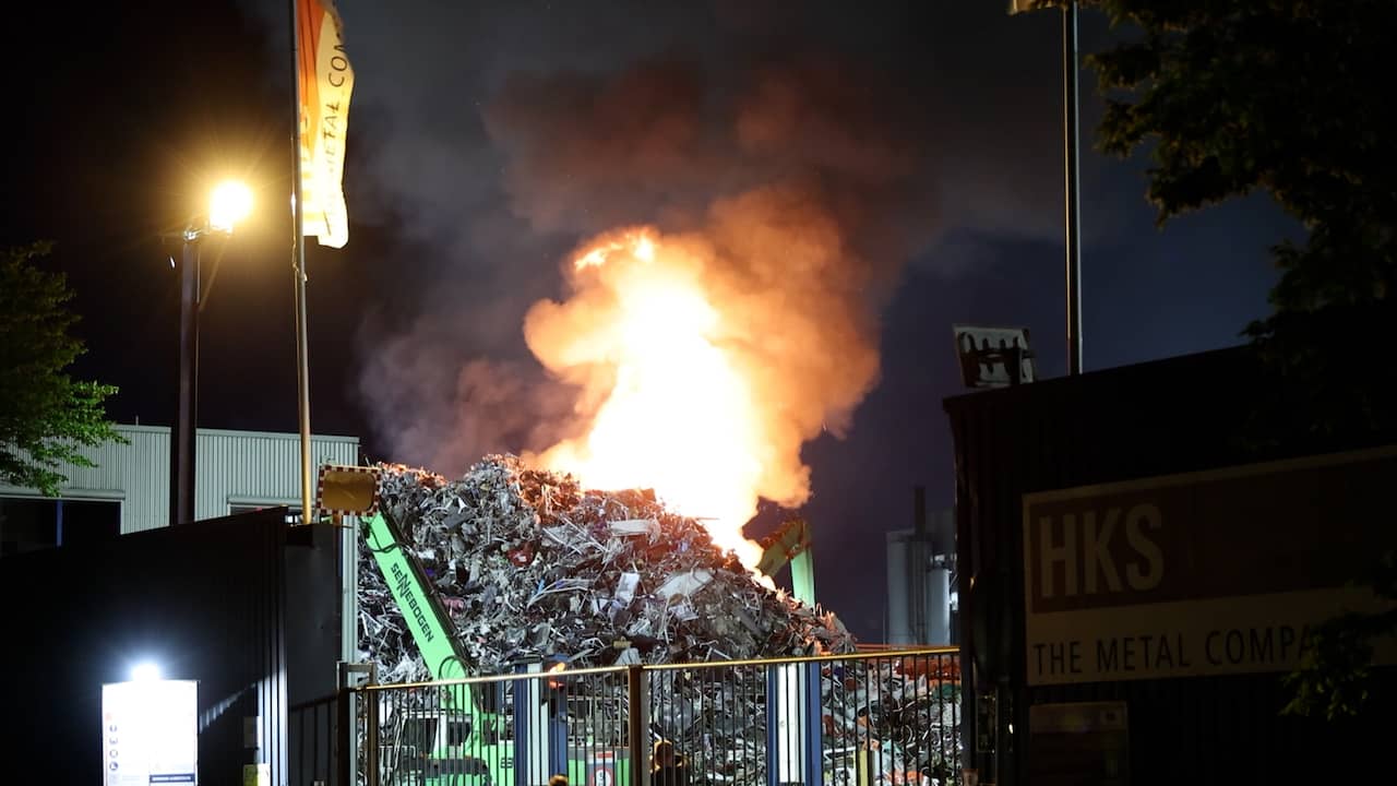 Video | Vlammen slaan uit schroot bij metaalverwerkingsbedrijf in Amsterdam