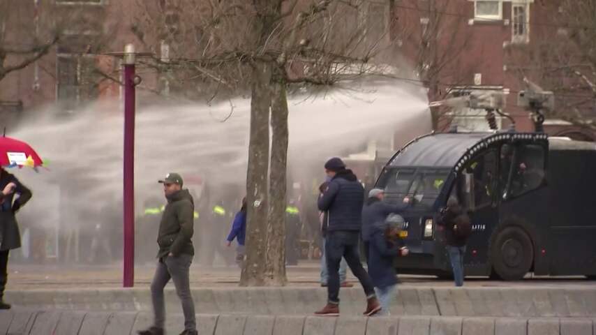 Waterkanon en charges maken einde aan illegale demonstratie Museumplein