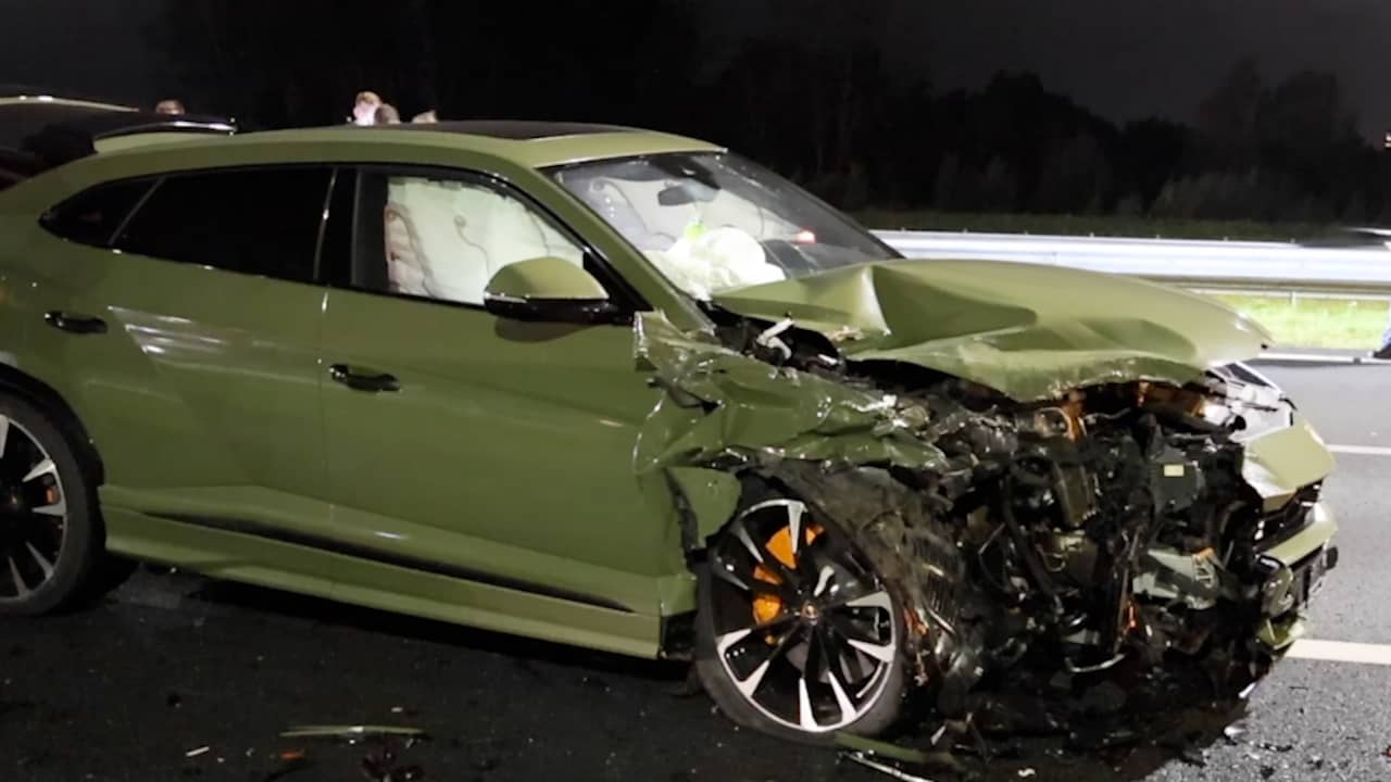 Beeld uit video: Lamborghini van oud-voetballer Elia in de kreukels na ongeluk op A4