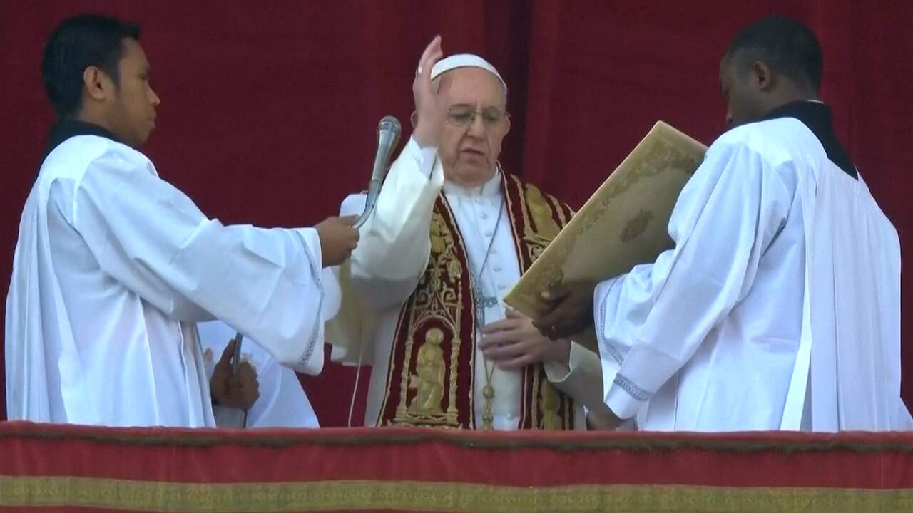 Paus Franciscus spreekt Urbi et Orbi uit | NU.nl