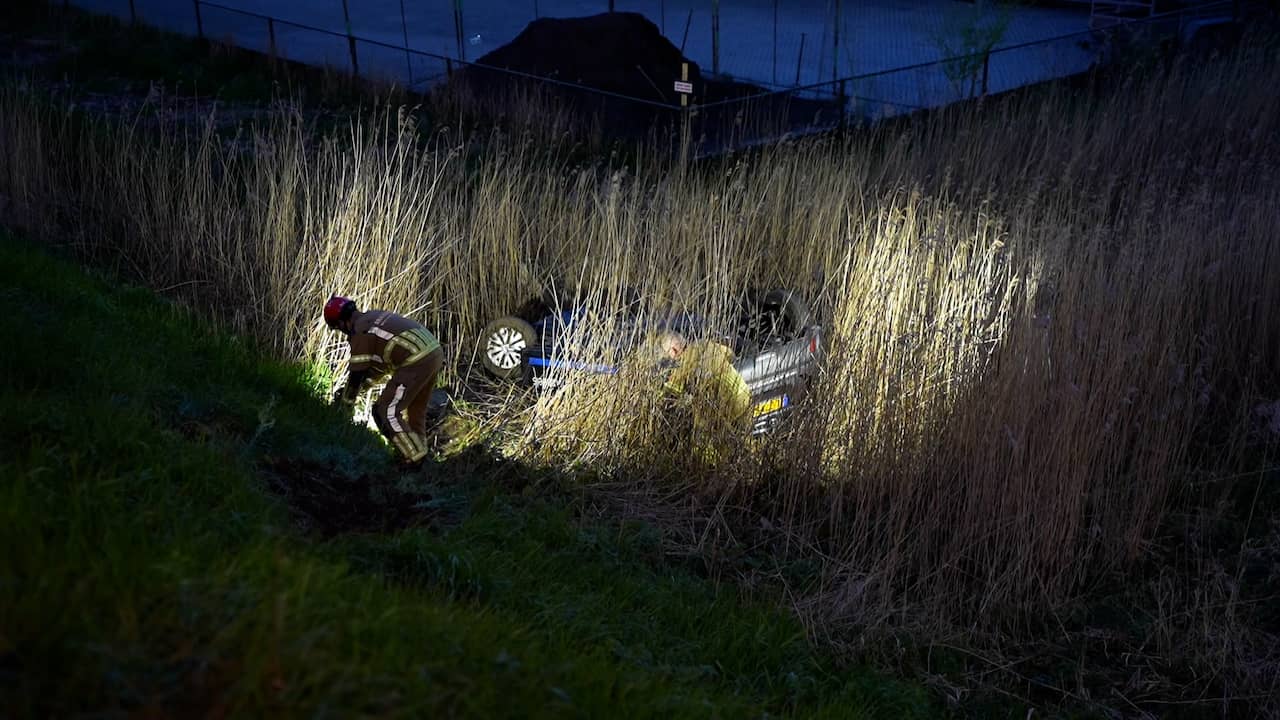 Video | Auto ligt op de kop in sloot bij Waalwijk maar bestuurder is spoorloos
