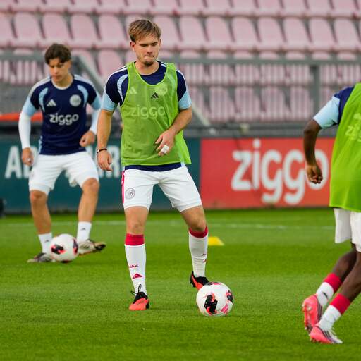 Illustratie bij: Verkuijl (Jong Ajax) over overlijden vriendin: 'Naast het veld gaat het niet zo goed'