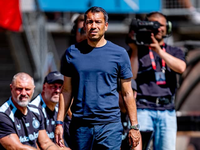 Van Bronckhorst oordeelt na een opvallende ineenstorting tegen Go Ahead: 'Kunnen niet 90 minuten voluit spelen'