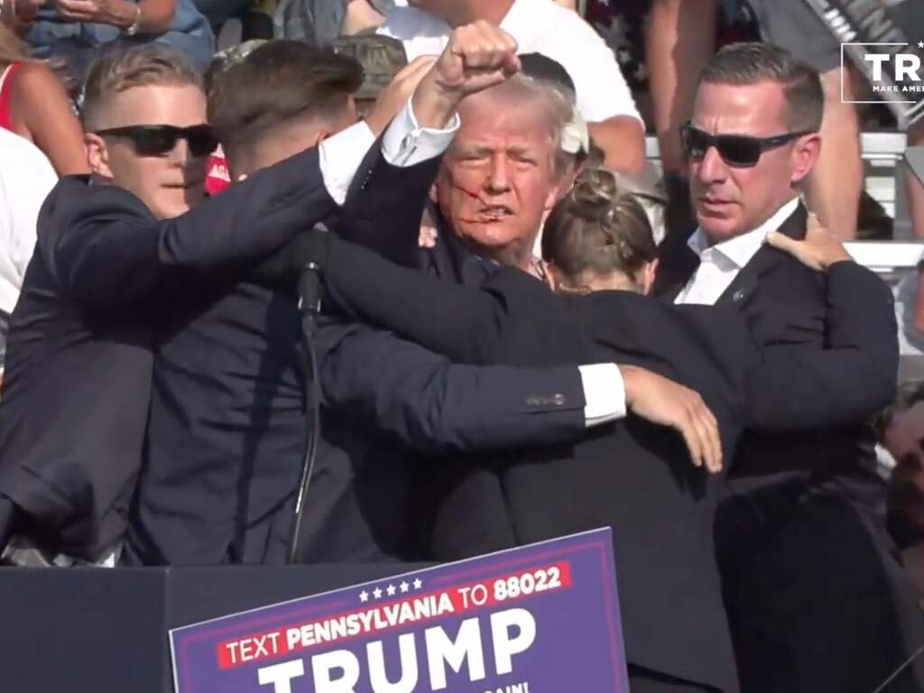 Trump zet lijfwacht die hem afschermde tijdens aanslag aan hoofd Secret Service