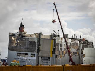 Machinekamer en 'veel auto's' op Fremantle Highway nog intact na grote brand