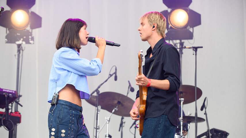 Foto bij MEAU verloofd met gitarist Vadim: 'Nog steeds aan het bijkomen'