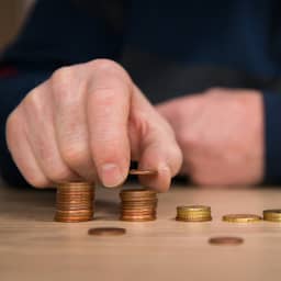 Gemeenten kunnen mensen in armoede geld geven nu cadeaukaart is verdwenen